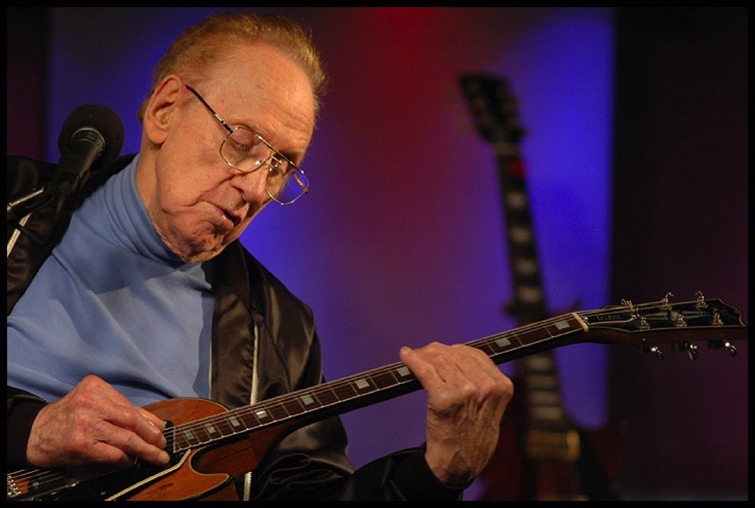 Les Paul  playing his custom Gibson guitar at the Iridium Jazz Club